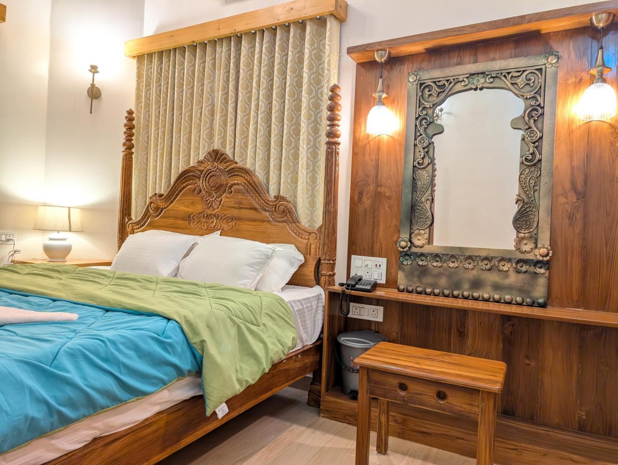 Dip Holidays Shānti Niketan Rom bilde